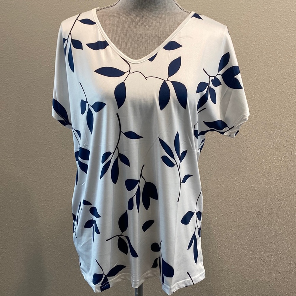 No name Top With Blue Leaves on Vines Size Small